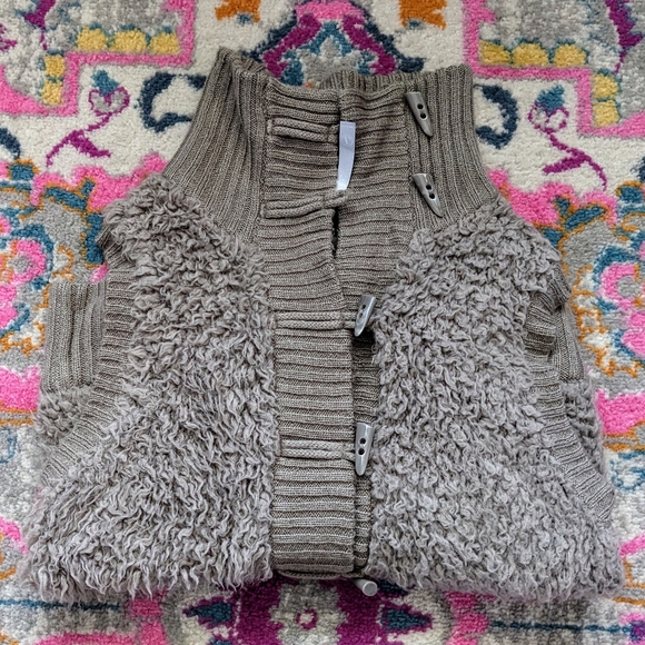 Kensi Fuzzy Vest - Picture 5 of 8